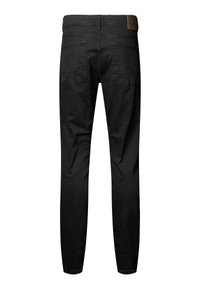 Jeans en denim noir à coupe slim, dotés de deux poches arrière et d'un patch en cuir sur la taille. Texture lisse et coutures minimales.