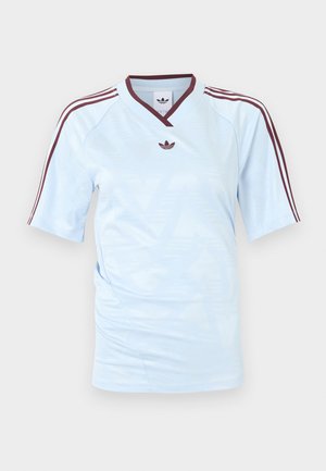 Világoskék Adidas rövid ujjú póló bordó három csíkkal a vállakon és bordó logóval a mellkason, V-nyakú gallérral bordó szegéllyel.