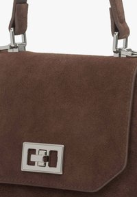 Brązowa torba zamszowa o prostokątnym kształcie, z srebrnym metalowym zapięciem i gładką krawędzią, prezentująca miękką teksturę.