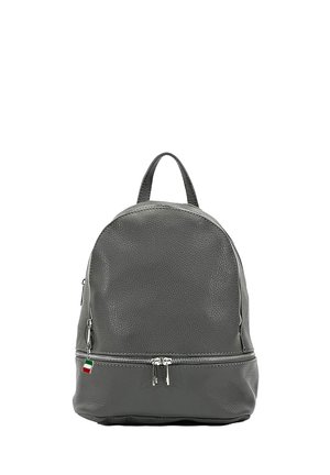 Grijze leren rugzak met een afgeronde vorm, een voorzak met rits en een klein detail van de Italiaanse vlag aan de onderkant. Geëmailleerde afwerking.
