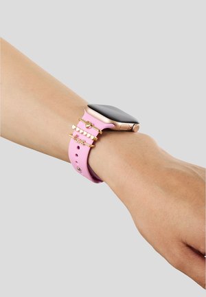 Smartwatch med rosaguldkasse på håndled, pink rem dekoreret med tre gyldne ringe med hjerte- og "love"-motiver.