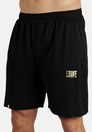 Pantaloncini sportivi neri con vita elastica, logo Leone 1947 sulla gamba destra e piccolo dettaglio della bandiera italiana sull'orlo sinistro.
