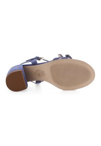 Blauwe suède haksandalen met een enkelbandje, voorzien van een gestructureerde rubberen zool en een cilindervormig ontwerp voor de hak. Verfijnde details op de banden.