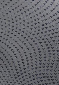 Textil con una base gris que presenta un patrón triangular de color azul oscuro repetido, texturizado con sutiles rayas horizontales.