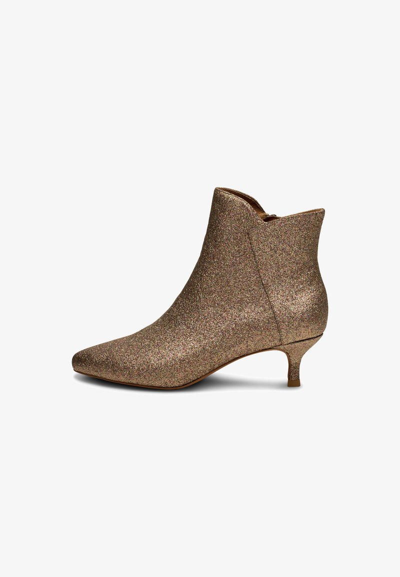 Glittrande guldankelboots med spetsig tå, låg kittenklack och slät yta. Dragkedjestängning bak.