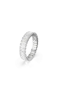 Silberner Ring mit abwechselnd rechteckigen und runden klaren Edelsteinen, ausgeführt in einem wellenförmigen Design und einer strukturierten Bandoberfläche für verbesserten Halt.