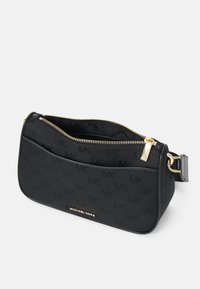 Borsa a spalla nera Michael Kors con zip dorata, tracolla regolabile e delicato motivo con logo MK sulla superficie texturizzata.