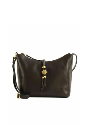 Sac à bandoulière en cuir marron foncé avec bandoulière réglable, perles dorées et détail d’une fermeture ronde au centre avant.