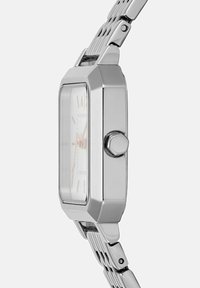 Reloj de pulsera rectangular plateado con banda de metal, corona lateral visible y pulsera de eslabones, mostrado sobre un fondo gris claro.