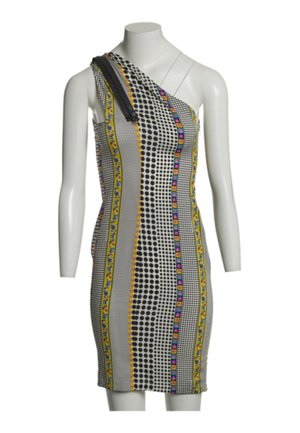 Robe ajustée une épaule avec des pois noirs, de petits motifs à carreaux, et des rayures florales verticales jaunes, bleues et roses sur fond blanc.