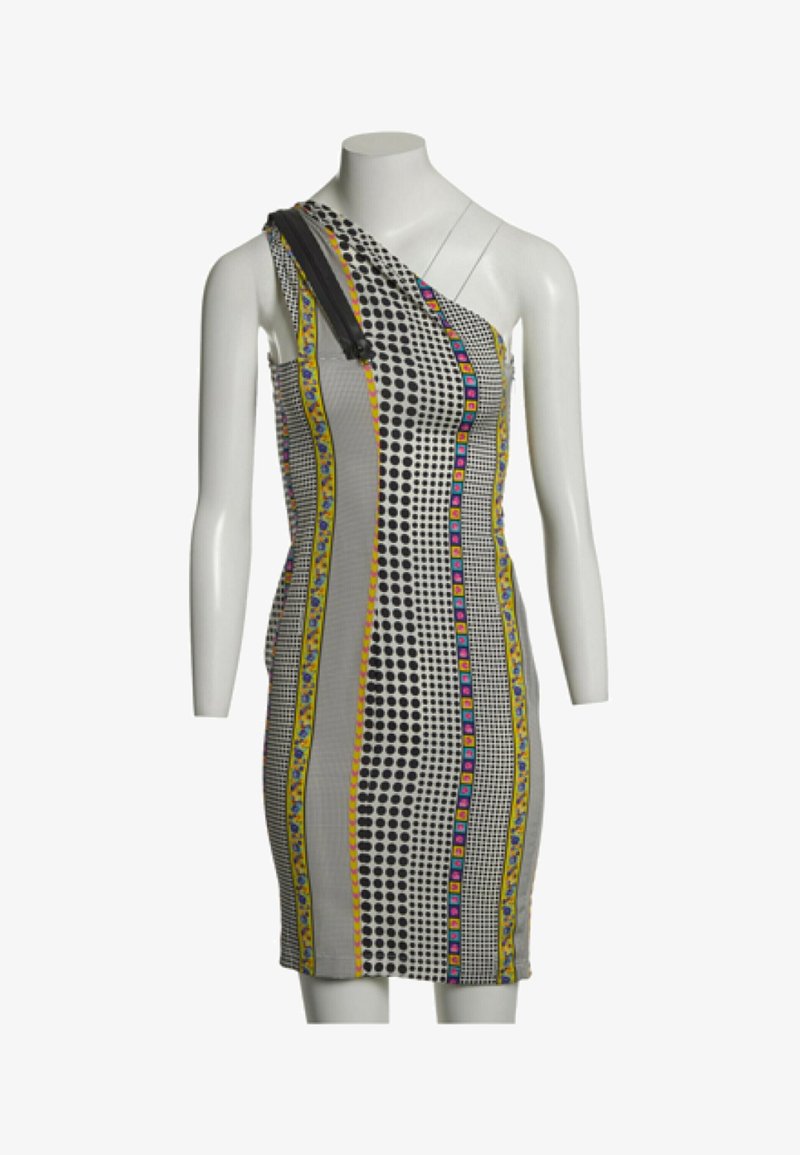 Robe ajustée une épaule avec des pois noirs, de petits motifs à carreaux, et des rayures florales verticales jaunes, bleues et roses sur fond blanc.