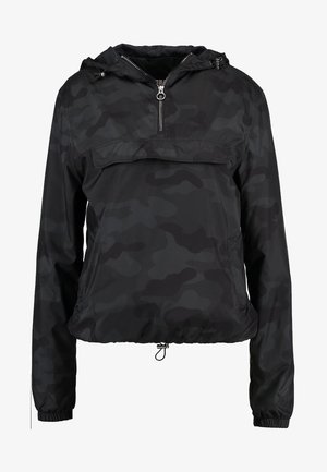 Čierna maskáčová anorak bunda vyrobená z ľahkého materiálu, s predným polozipsom, nastaviteľnou kapucňou a elastickými manžetami.