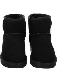 Schwarze Ankle Boots aus Wildleder, mit abgerundeter Zehenpartie, weicher Innenausstattung und Gummisohle mit strukturiertem Grip. Minimale Nahtdetails.