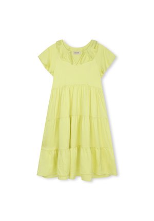 Robe jaune à volants avec des manches courtes à volants, un décolleté en V et en coton doux. Présente une silhouette fluide et une texture lisse.