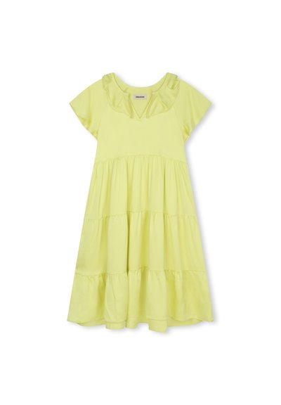 Robe jaune à volants avec des manches courtes à volants, un décolleté en V et en coton doux. Présente une silhouette fluide et une texture lisse.