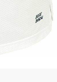 Weißes Kurzarmhemd aus strukturiertem, perforiertem Stoff. Mit einem dunkelblauen "Bidi Badu"-Logo links unten.