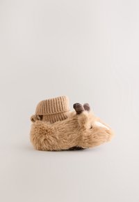 Chausson bébé doux marron flou en forme de cerf avec des petites bois et un revers en tricot beige plié.