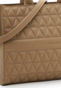 Sac en cuir tan avec un motif de losanges matelassé, présentant une surface lisse, une fine bandoulière et le nom de marque en relief "EMILY & NOAH".