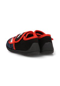 Un paio di scarpe nere per bambini con rifiniture rosse e design di Spider-Man, dotate di cinturini in velcro e suole in gomma viste dal retro.