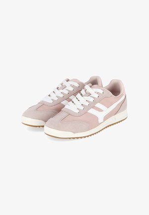 Paire de baskets rose clair et beige avec lacets blancs et bandes latérales, semelles en caoutchouc et détails en daim sur l’avant et les côtés.