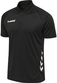 Svart polo skjorta gjord av syntetiskt material, har en knäppning med tre knappar, korta ärmar och vita logotyper samt chevronmönster på sidan.