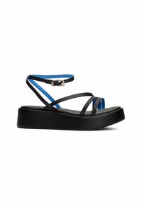 Sandale plateforme noire avec fines brides et doublure intérieure bleue, dotée d'une fermeture à boucle à la cheville.