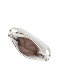 Bolso de mano de cuero blanco con un acabado texturizado, que cuenta con un cierre de doble cremallera y un forro interior beige con marca grabada.