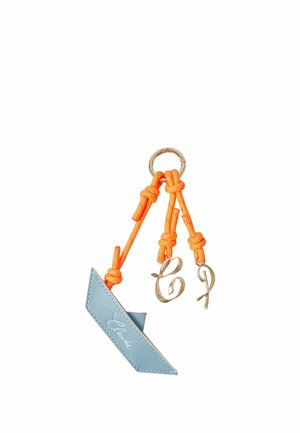 Porte-clés avec cordons orange tenant une étiquette en cuir bleue portant le nom "Claudie" et deux breloques lettres en métal doré "C" et "R".