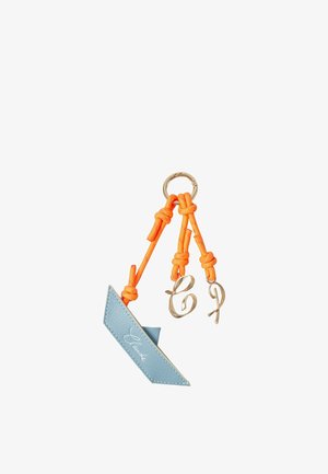 Porte-clés avec cordons orange tenant une étiquette en cuir bleue portant le nom "Claudie" et deux breloques lettres en métal doré "C" et "R".