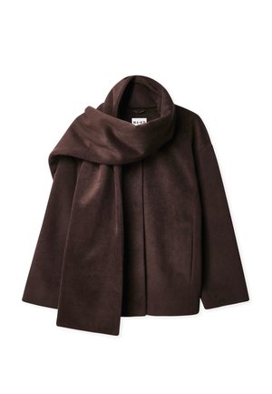 Brauner Fleece-Mantel mit einem breiten, fallenden Kragen und einem passenden Schal. Verfügt über ein kastiges Design und einen minimalistischen Verschluss. Weiche Textur.