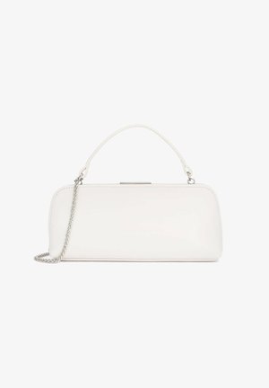 Sac à main rectangulaire blanc avec poignée courte et bandoulière chaîne argentée, finition lisse, et fermeture à boucle métallique sur le dessus.