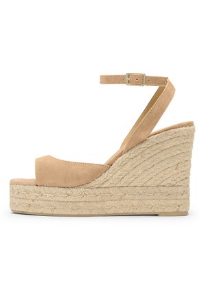 Sandalia de cuña de ante beige con correa en el tobillo y hebilla, con plataforma de yute trenzado y tacón de cuña.