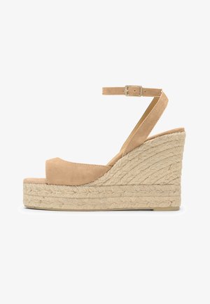 Sandalia de cuña de ante beige con correa en el tobillo y hebilla, con plataforma de yute trenzado y tacón de cuña.