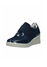 Sneaker blu navy con finitura lucida in vernice, cinturino in Velcro, dettagli testurizzati e suola a zeppa per un'altezza e un supporto extra.