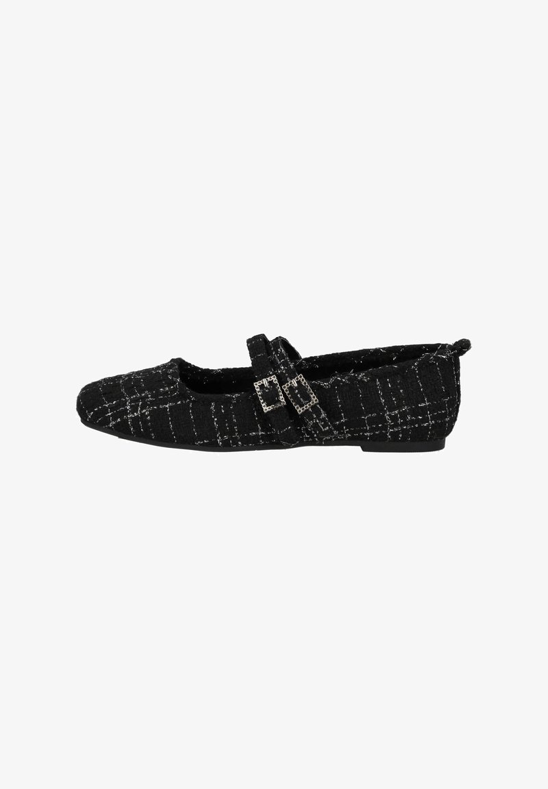 Scarpa piatta in tweed nero con punta quadrata, due cinturini regolabili con fibbie e tacco basso. Il motivo presenta un design a griglia bianca.