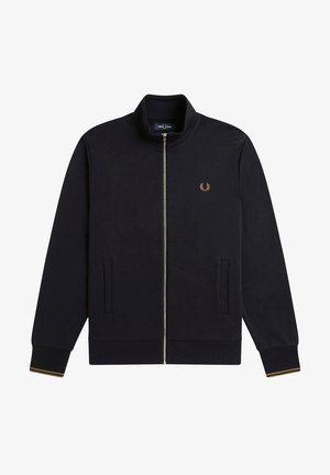 Giacca zip-up blu navy con colletto alto, realizzata in tessuto morbido. Presenta tasche laterali e un emblema dorato sul petto. Polsini rifiniti in colore contrastante.