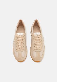 Beige Sneaker aus einer Kombination von glattem Leder und Wildleder, mit Schnürung an der Vorderseite, einer Gummisohle und dezenten Nähten.