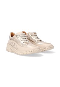 Helle beige Sportschuhe mit Netzseitenteilen, metallischen Akzenten, Schnürdesign und strukturierten Gummisohlen mit einem wellenförmigen Muster.