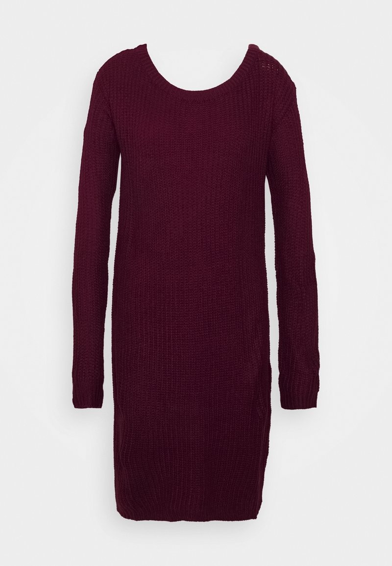 Robe tricotée à manches longues, longueur genoux, bordeaux foncé avec un col rond sur fond blanc.