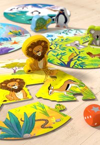 Des pièces de puzzle en bois colorées représentant des animaux présentent diverses formes, avec un lion et un antilope sur des fonds jaunes vibrants, ornées d'illustrations de flore.