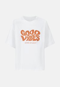 Witte cropped t-shirt van katoen. Bevat gedurfde oranje tekst: "GOOD VIBES STATE OF MIND." Korte mouwen en een ronde hals.