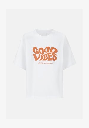 Witte cropped t-shirt van katoen. Bevat gedurfde oranje tekst: "GOOD VIBES STATE OF MIND." Korte mouwen en een ronde hals.