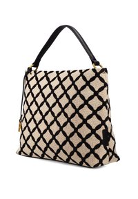 Borsa a tracolla in tessuto beige con motivo geometrico nero, dotata di manico curvo in pelle nera e dettagli in metallo color oro.