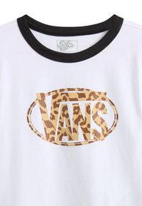 Hvid T-shirt med en sort ribbet rund hals og et iøjnefaldende guld leopardmønster "VANS" logo i en cirkulær ramme.