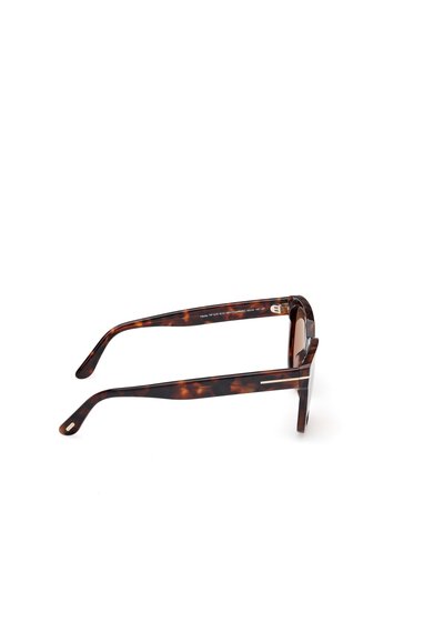  Schildpad zonnebril met rechthoekige monturen, contrasterende lichte en donkere patronen, en slanke pootjes met zilveren accenten.