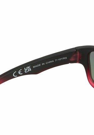 Barnsolglasögon med en svart ram som övergår till röd, gröna linser och vita tryckta säkerhetsmarkeringar på bågen.