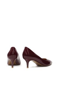 Scarpe con tacco alto in pelle verniciata borgogna con punta affusolata e tacco a stiletto di 5 cm; texture liscia, design minimalista e privo di decorazioni.