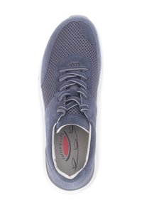 Sneaker grigio con materiali in rete e suede, forma arrotondata, suola bianca e lacci grigi. Presenta un logo discreto nella soletta.