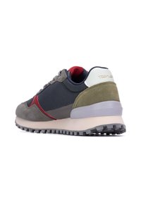 Zapatillas que presentan una combinación de malla gris y materiales de ante, acentos rojos, una suela texturizada y un cuello acolchado con detalle de marca.