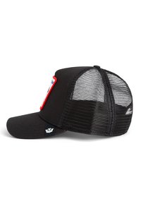 Casquette de camionneur noire avec un devant structuré, un dos en mesh, une visière courbée et un patch rouge et blanc bien visible à l'avant. Fermeture ajustable à l'arrière.